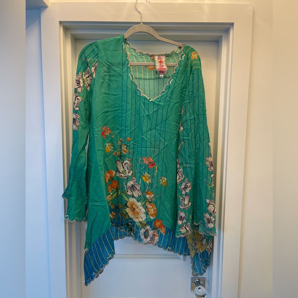 Johnny was green top.  Flows sleeves size L